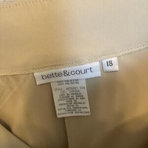 Bette & court size women’s size 18 khaki SKORT Length 20 waist 21”